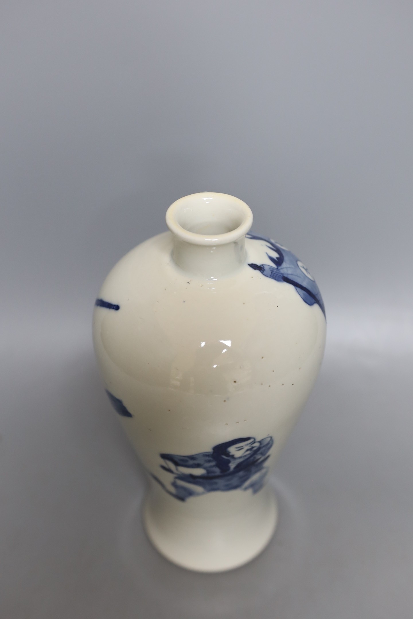 A Chinese blue and white figural baluster vase, 22cm